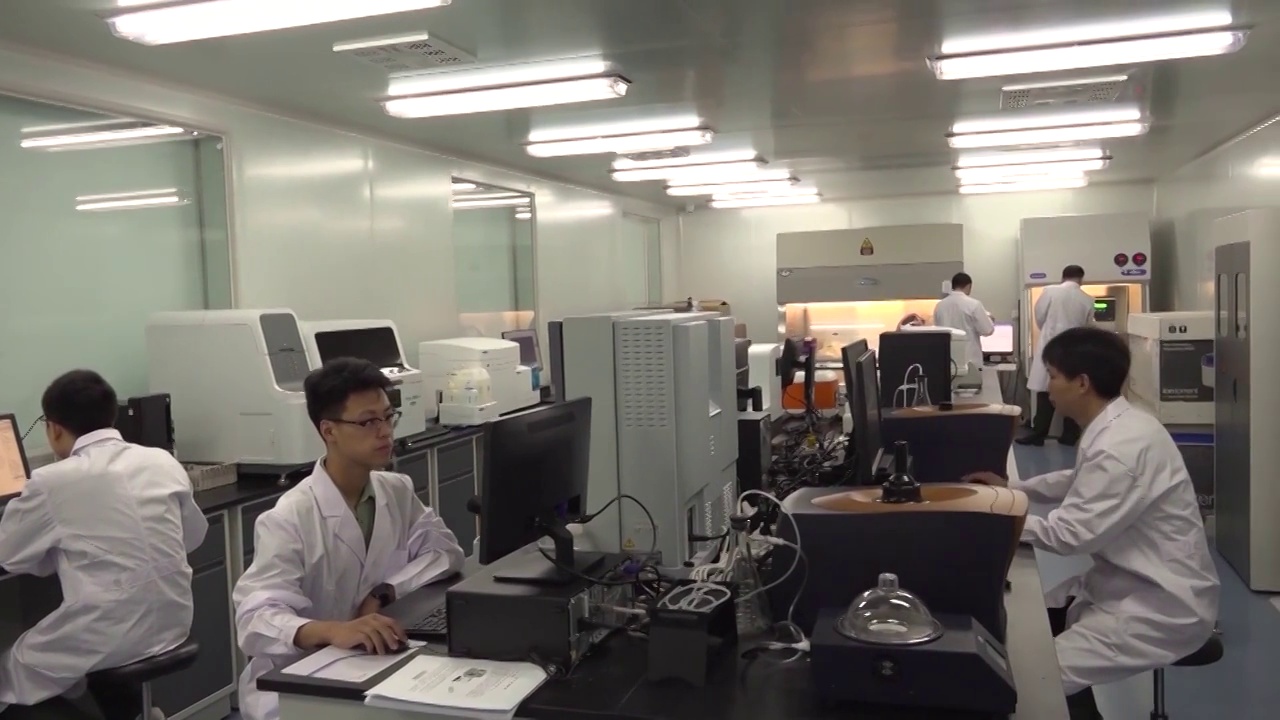 湖北省武汉市实验室内的疫苗研究人员视频素材