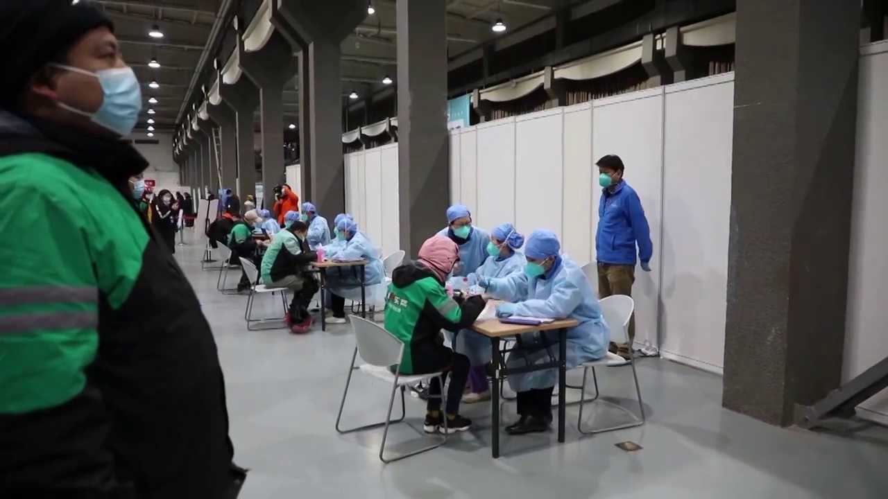 中国北京医务人员为市民接种疫苗视频素材