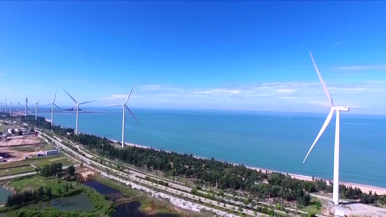 海南省海口市国家电网和风力涡轮机航拍视频素材