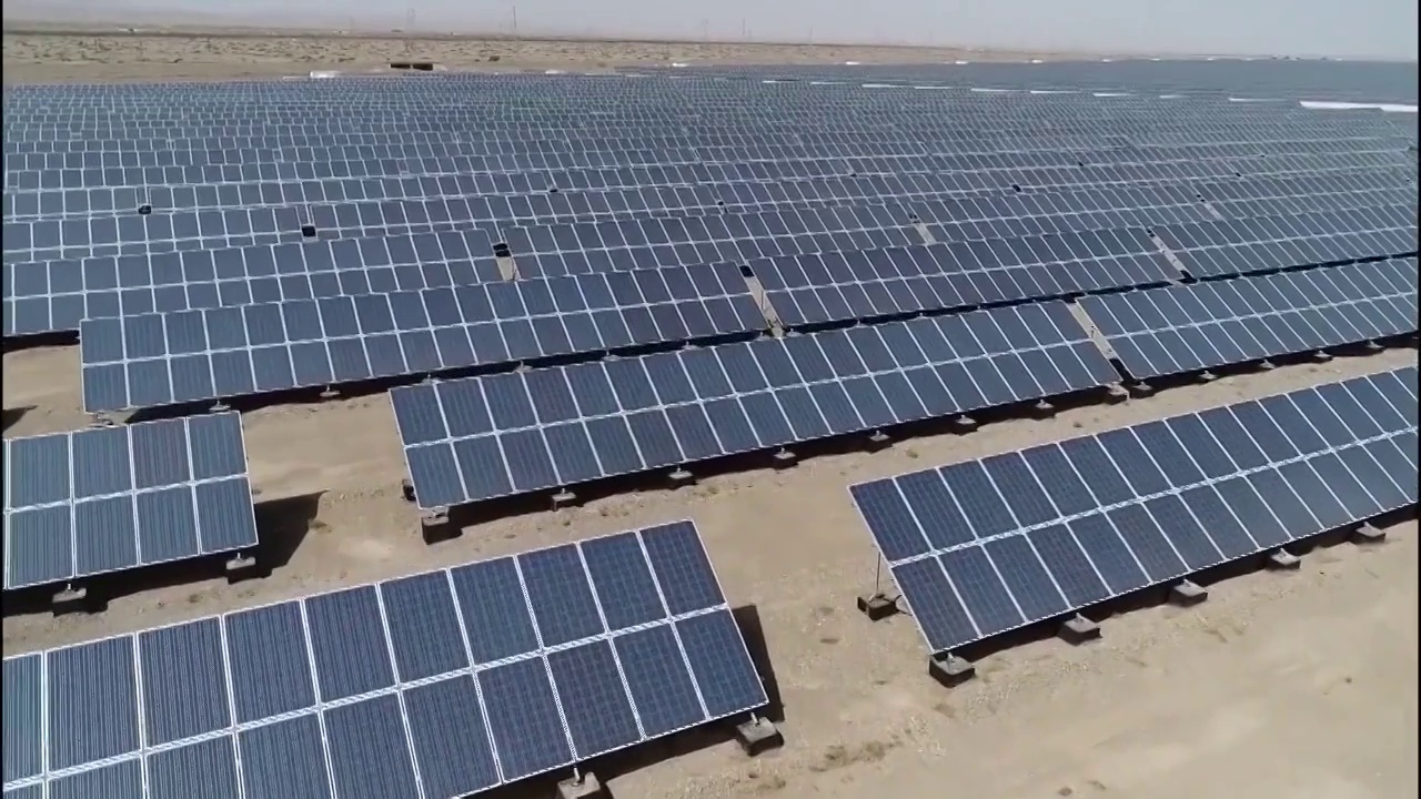 中国风力涡轮机和太阳能电池板航拍视频素材