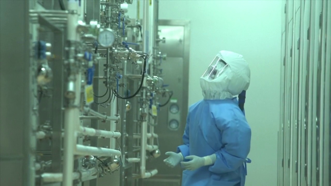 北京实验室内研制疫苗的工作人员视频素材