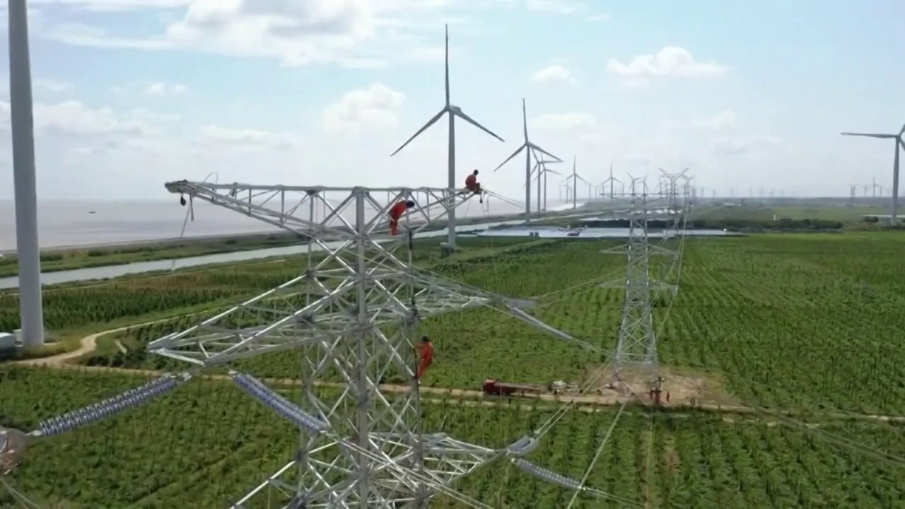 中国的电塔和风力涡轮机视频素材