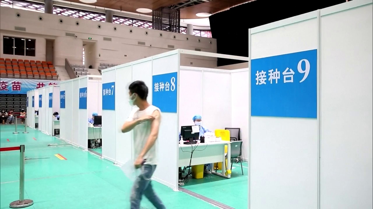 中国正在接种疫苗的人视频素材