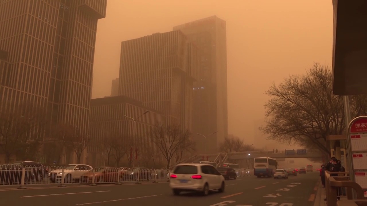 北京沙尘天气下的交通和建筑物视频素材