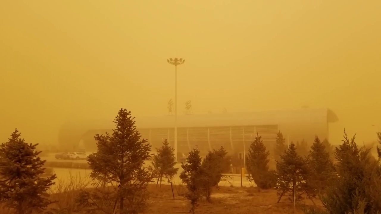 沙尘天气中的甘肃省机场大楼和飞机视频素材