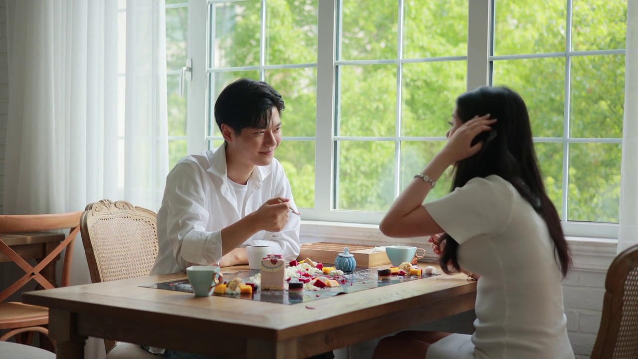 年轻情侣相互喂食蛋糕视频素材