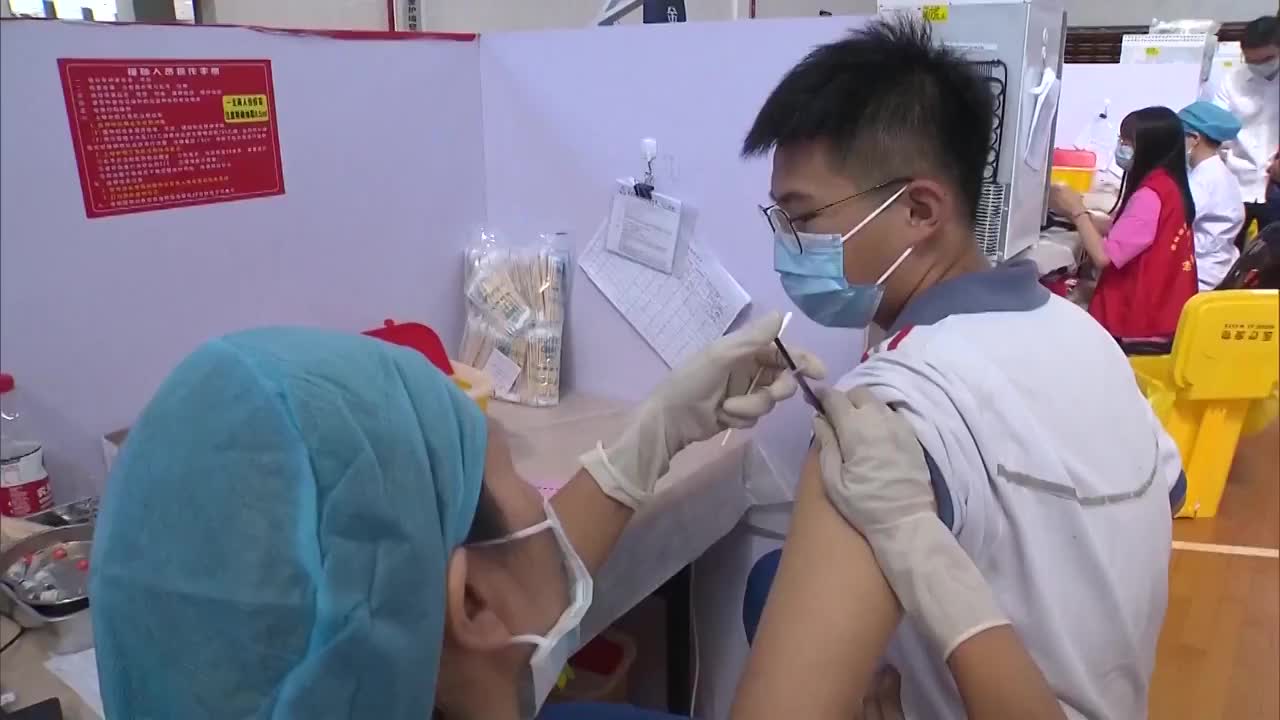 中国接种新冠疫苗的学生视频素材