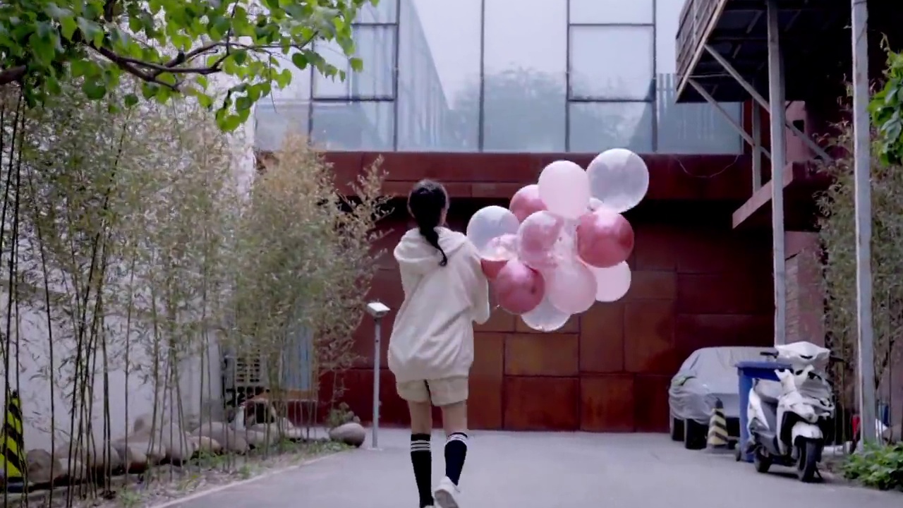 快乐年轻女孩拿着气球的背影视频下载