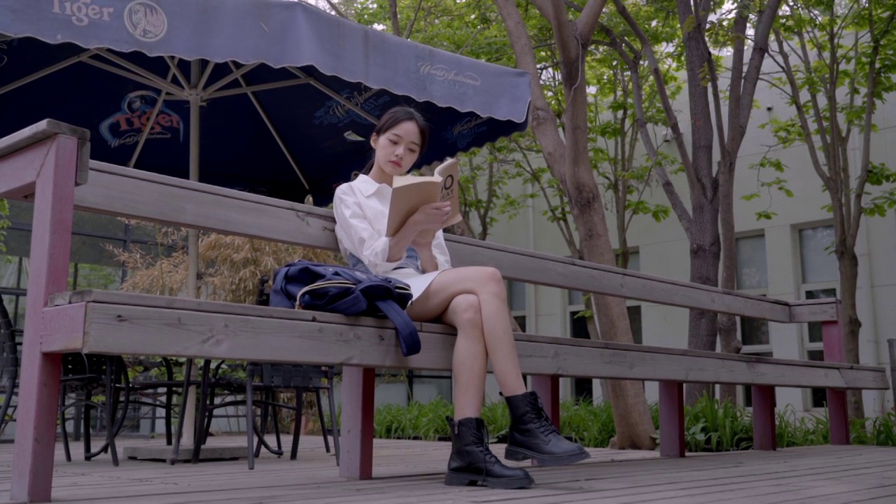 户外看书的年轻女孩视频素材