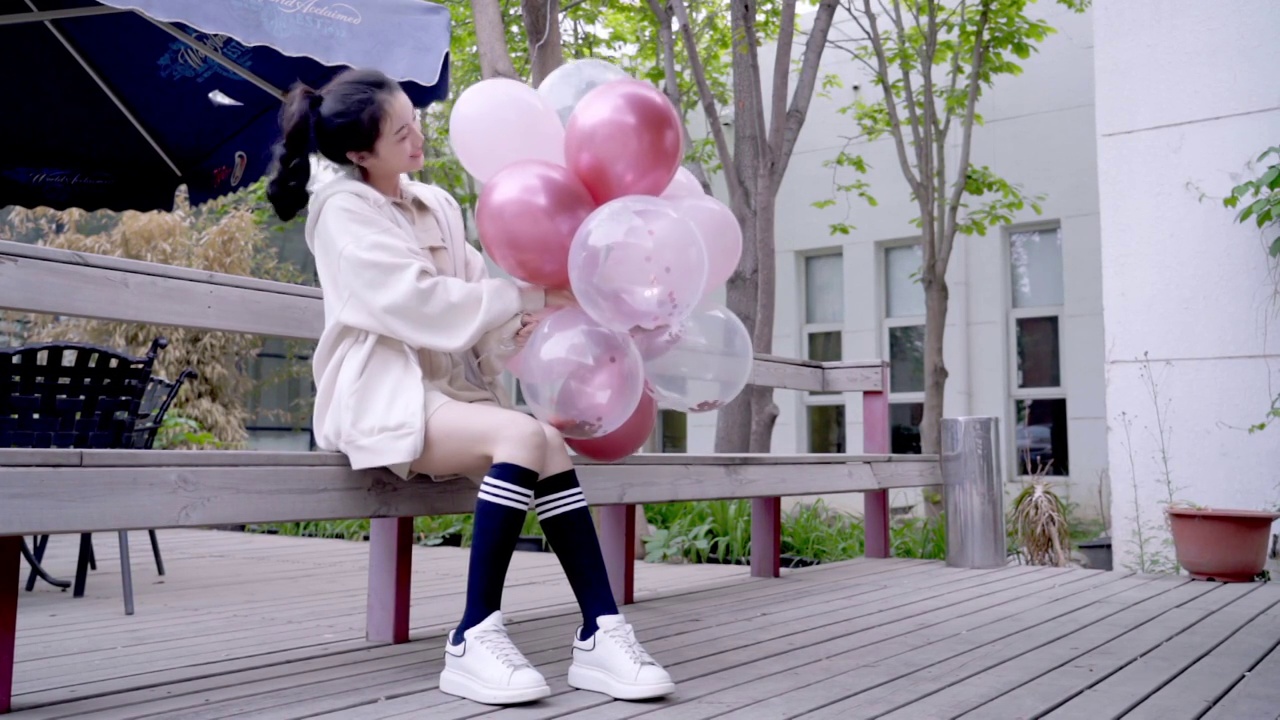 快乐的年轻女孩拿着气球视频素材