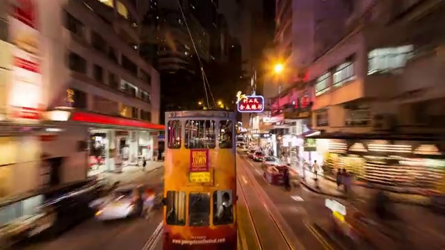 夜间中国香港电车穿梭在城市街道视频下载