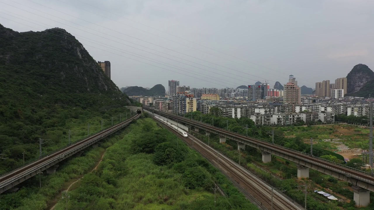 行驶在桂林城市间的高速列车视频素材