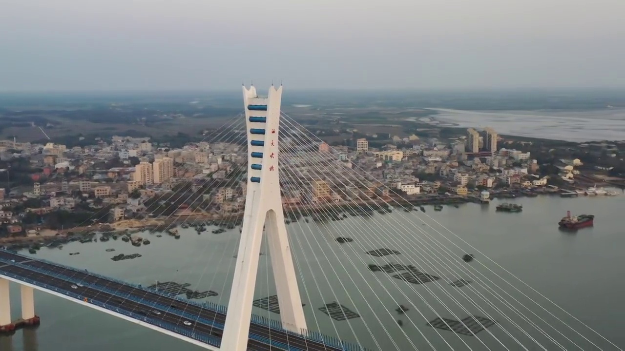 海南文昌海文大桥航拍跨海大桥船舶停靠海岸码头视频下载