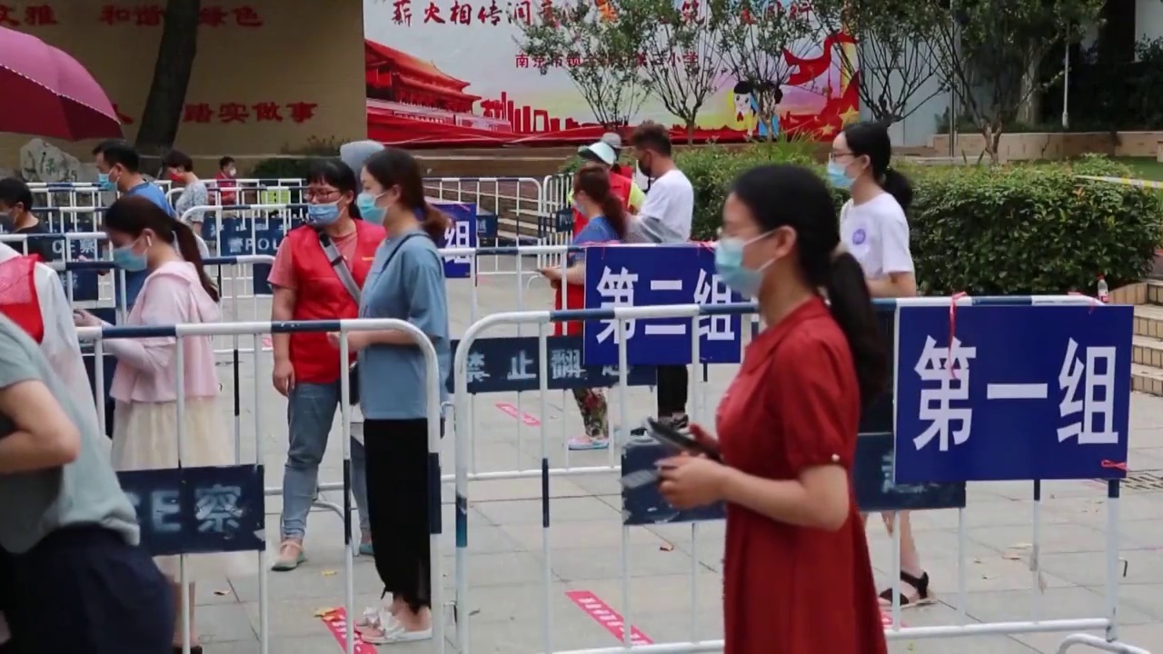 江苏南京排队核酸检测的居民视频素材