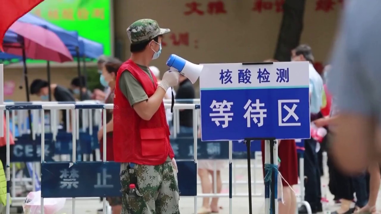 江苏南京排队核酸检测的居民视频素材