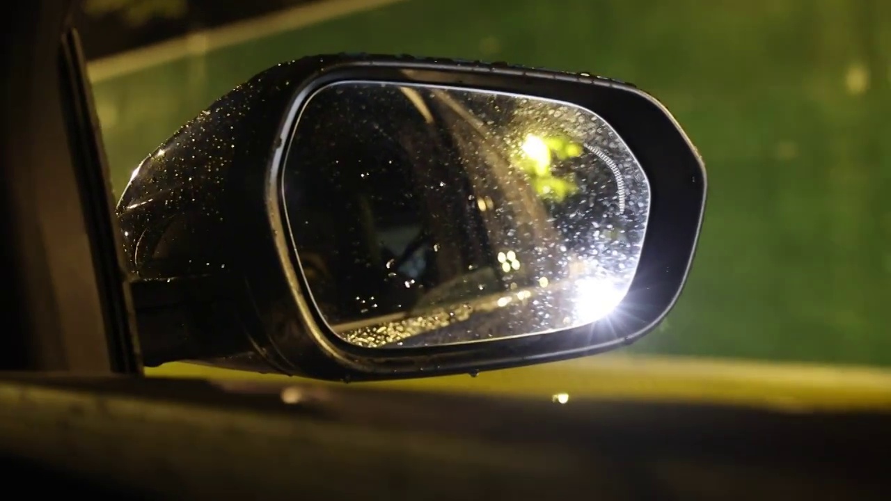 行驶在雨夜视频下载
