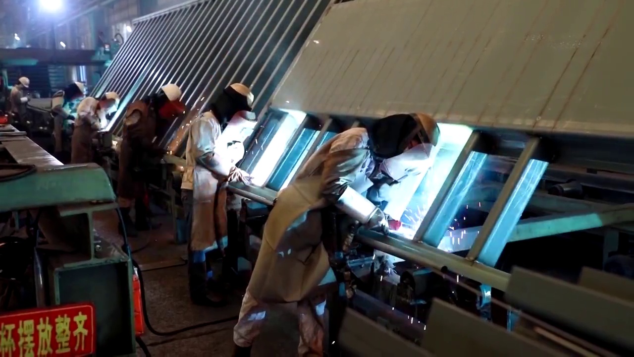 中国工厂工人电焊工作场景视频素材
