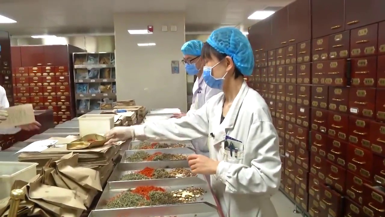 湖北武汉为新冠病人配制分发中药的医护人员视频素材