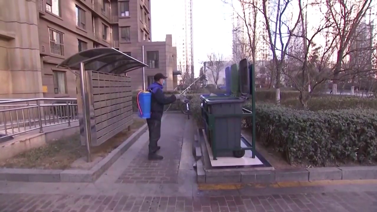 河北省石家庄市小区工作人员给垃圾箱消毒视频素材