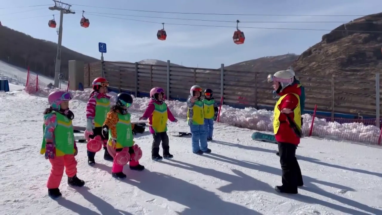 吉林省吉林市学习滑雪的小孩视频素材