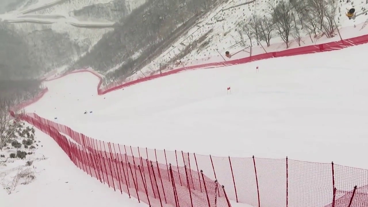 张家口国家跳台滑雪中心的滑雪运动员视频素材