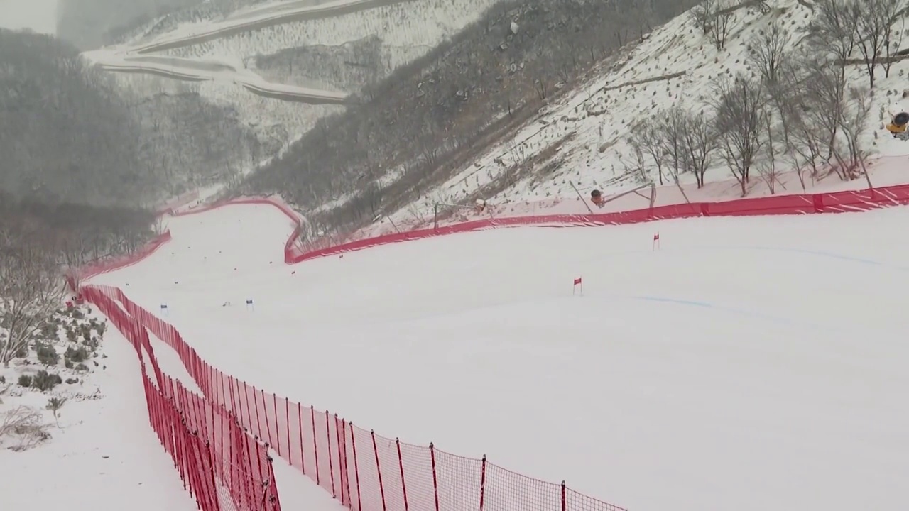 张家口国家跳台滑雪中心的滑雪运动员视频素材