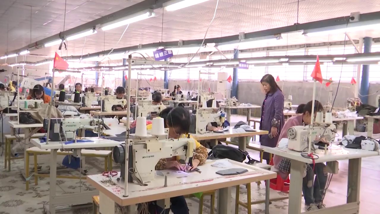 云南省制作衣服、口罩的工人视频素材