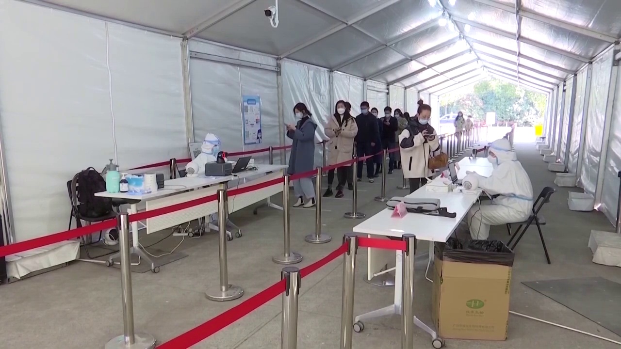 中国上海市民排队进行核酸检测视频素材