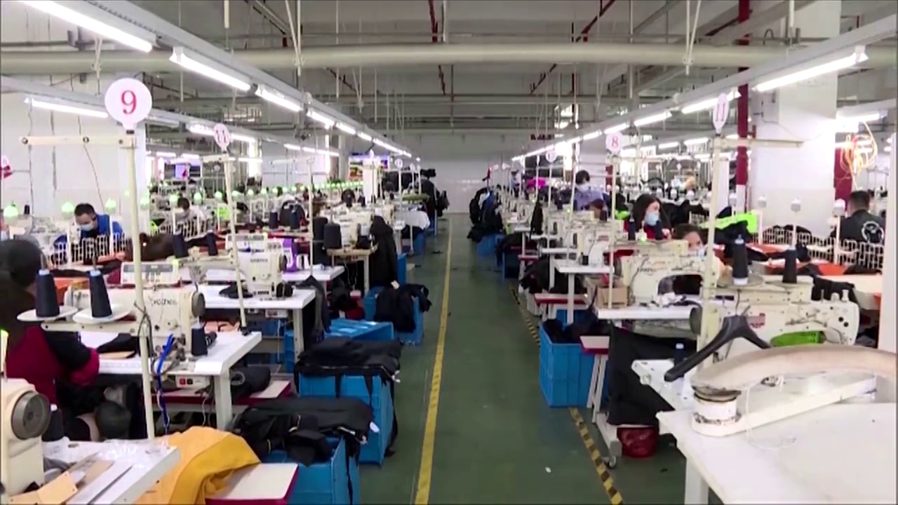 福建省泉州市纺织公司工作的员工视频素材