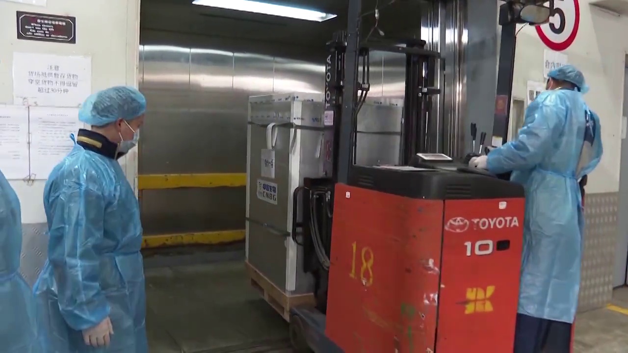 中国澳门工作人员运送疫苗视频素材