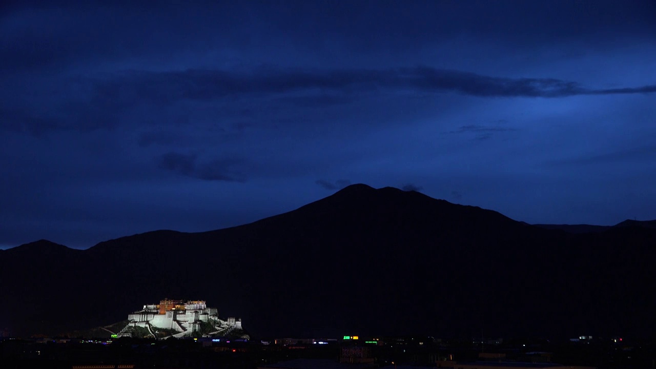 中国西藏拉萨市，夜幕下的布达拉宫视频下载