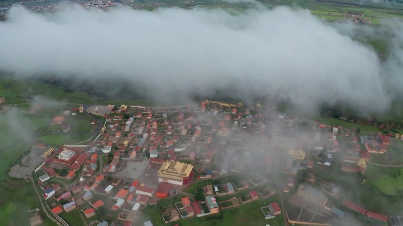 清晨飞跃云雾笼罩的阿坝县郎依寺视频素材