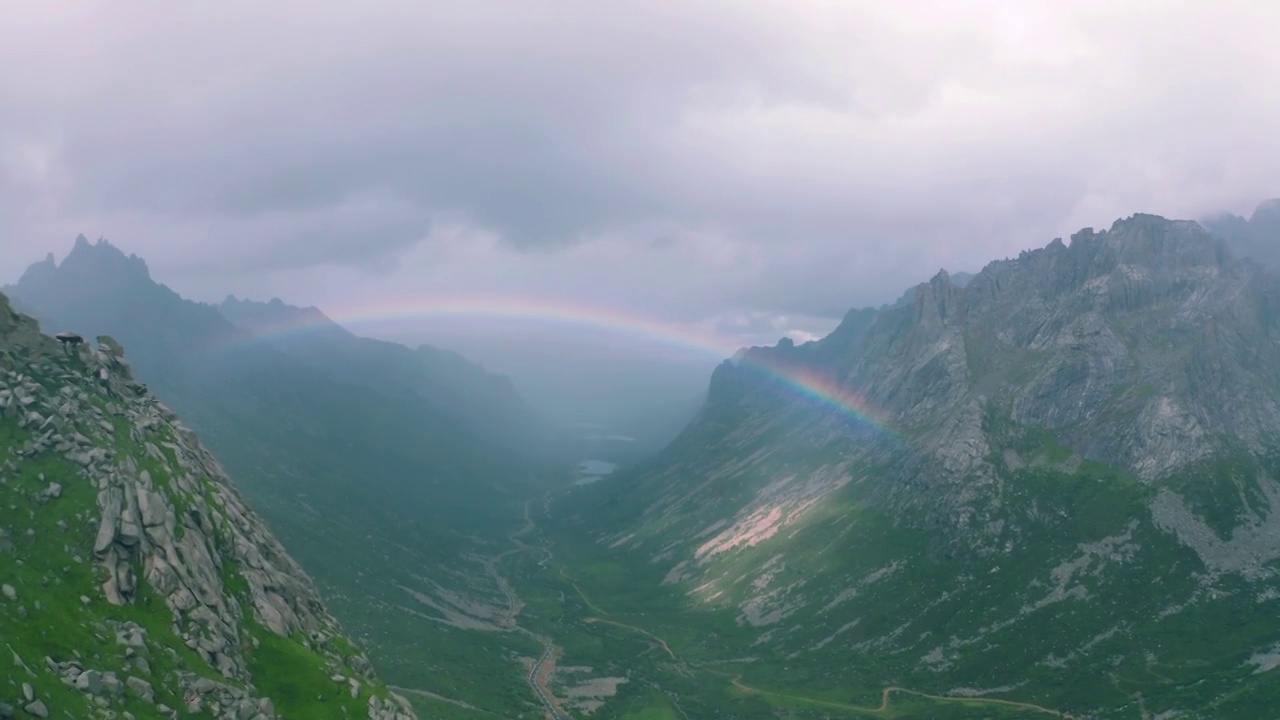 横跨莲宝叶则山谷的雨后彩虹视频素材
