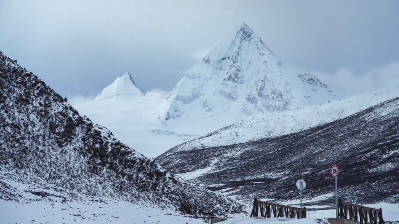 6K川藏萨普神山金字塔风光延时视频素材