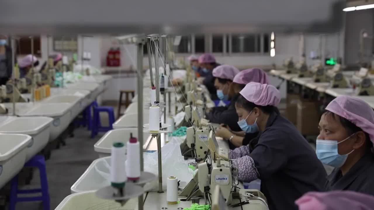 中国广东东莞纺织工厂内部视频素材