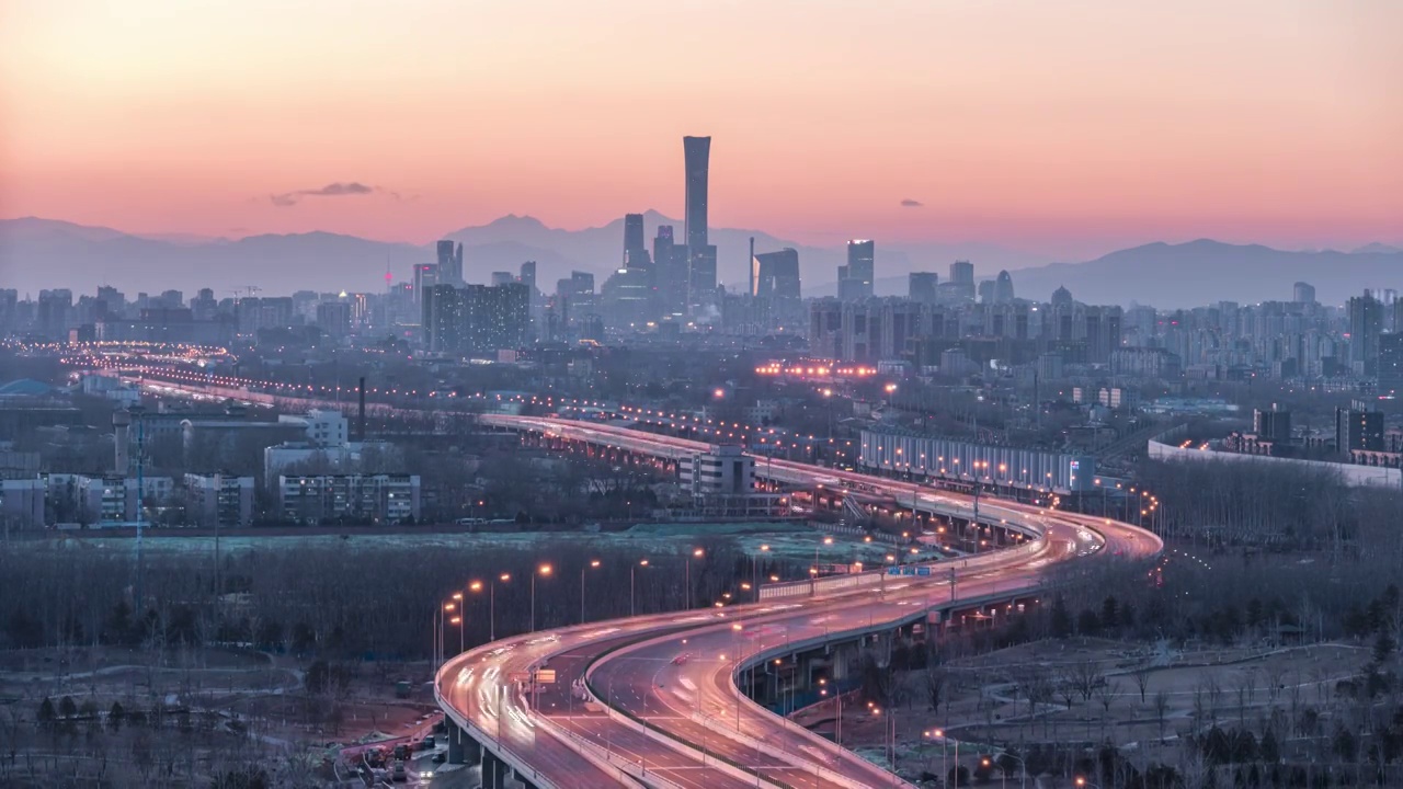 北京市通州广渠路与国贸建筑群同框，演绎进城之路。日落晚霞延时视频素材