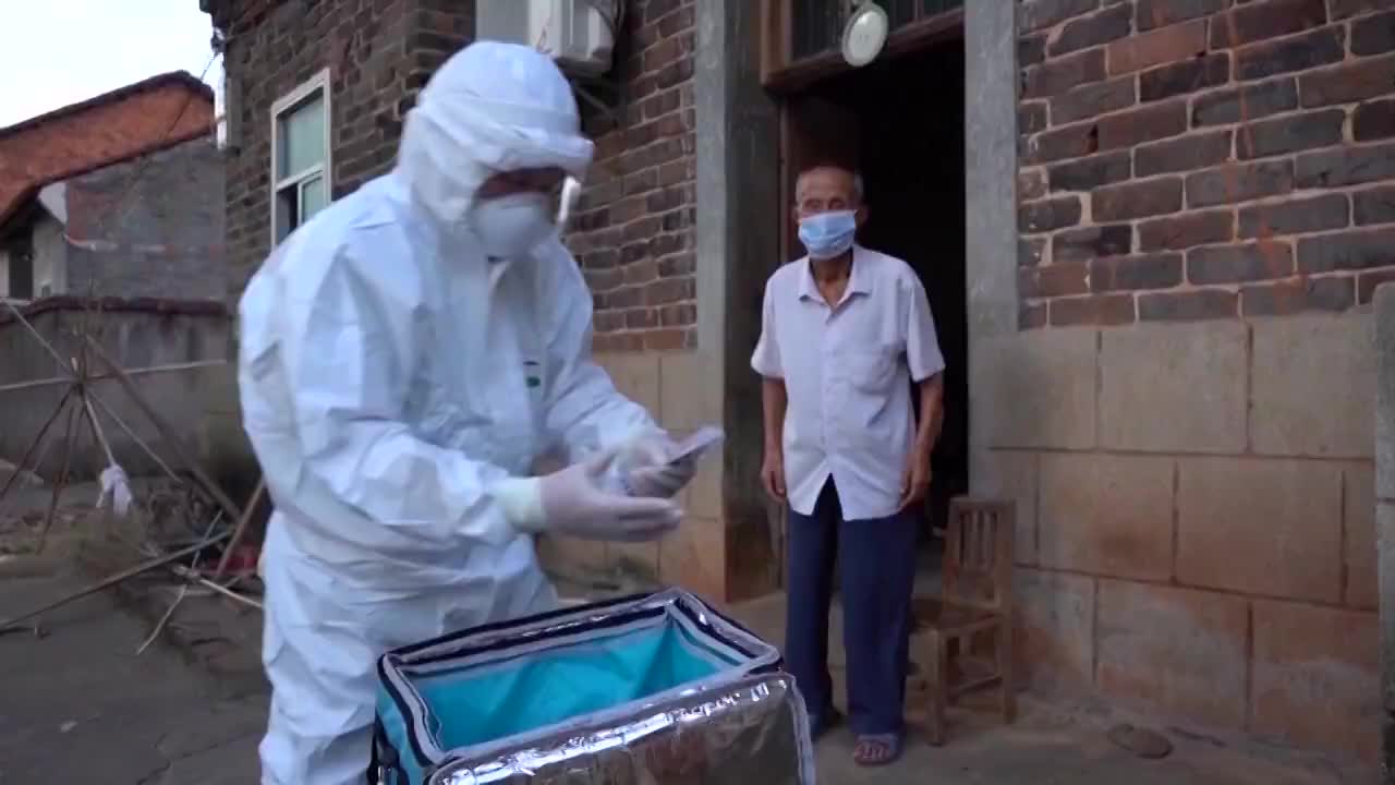 湖北武汉给居民做核酸检测的医务人员视频素材
