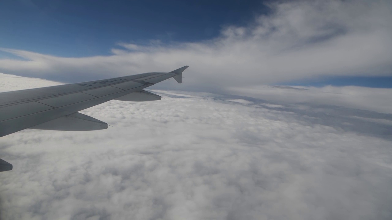 机舱窗外的高空云层视频素材