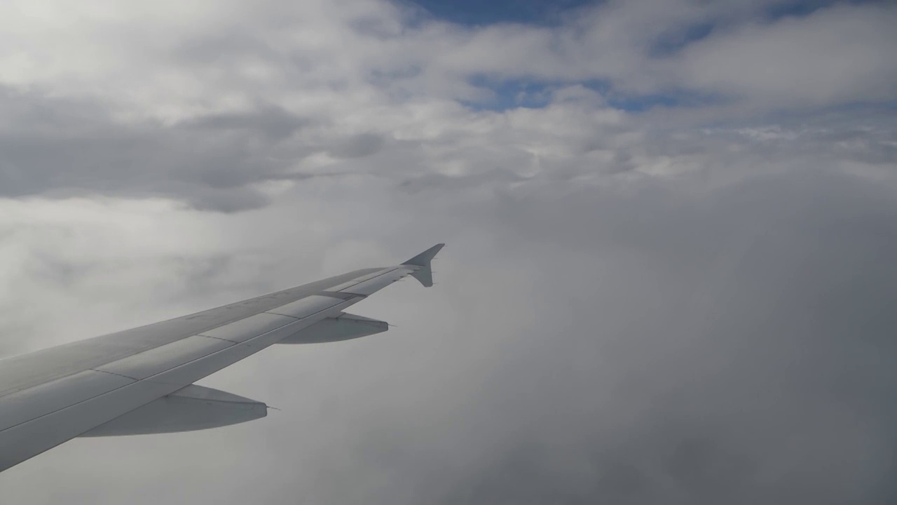 机舱窗外的高空云层视频素材