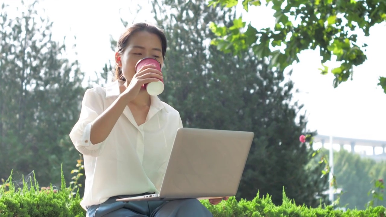 亚洲东方中国女性户外办公打电话玩电脑视频素材