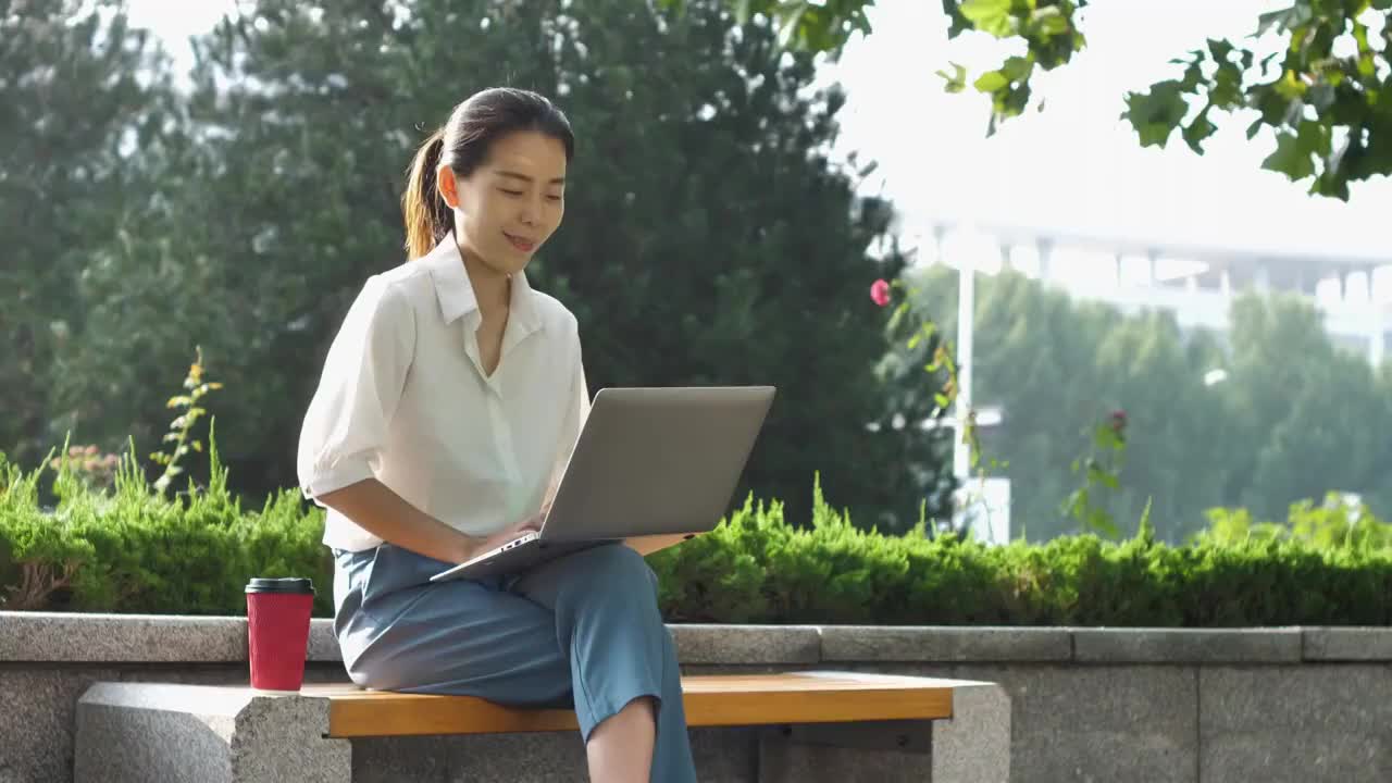 亚洲东方中国女性户外办公打电话玩电脑视频素材