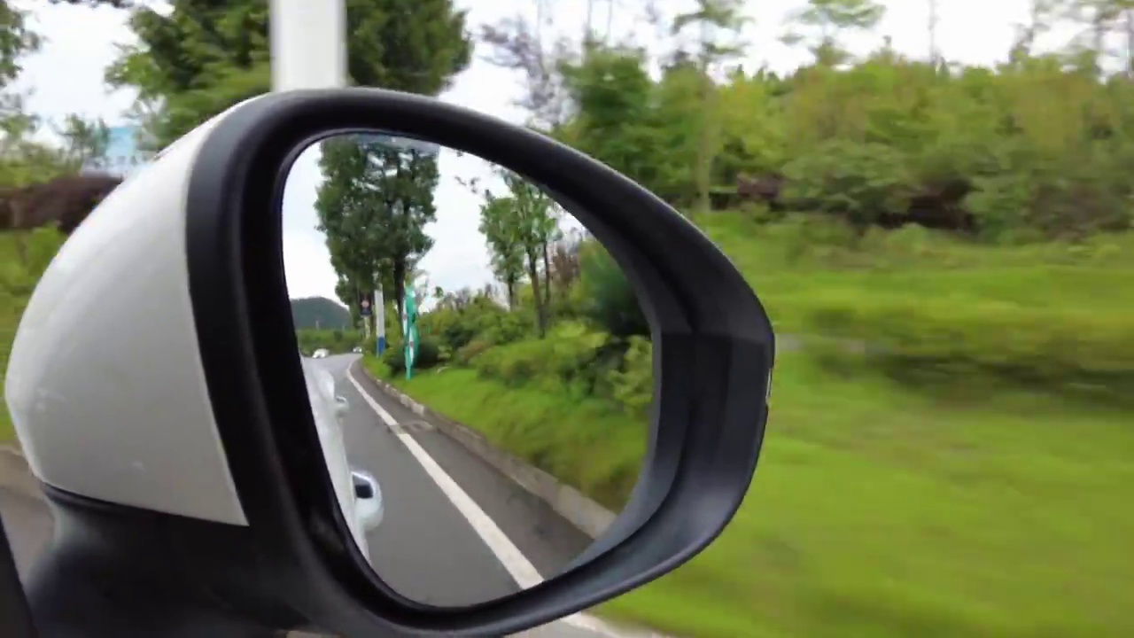 汽车行驶中的侧视镜视频素材