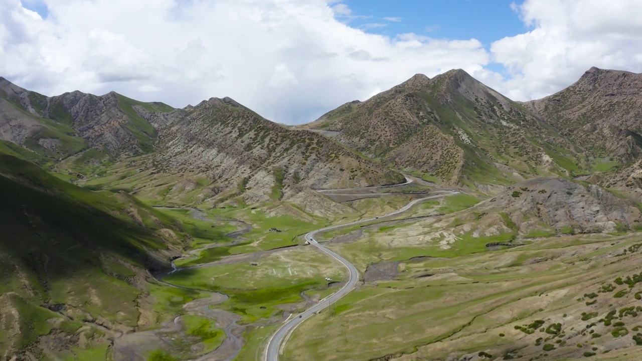 航拍西藏阿里地区219国道和高原地貌视频下载