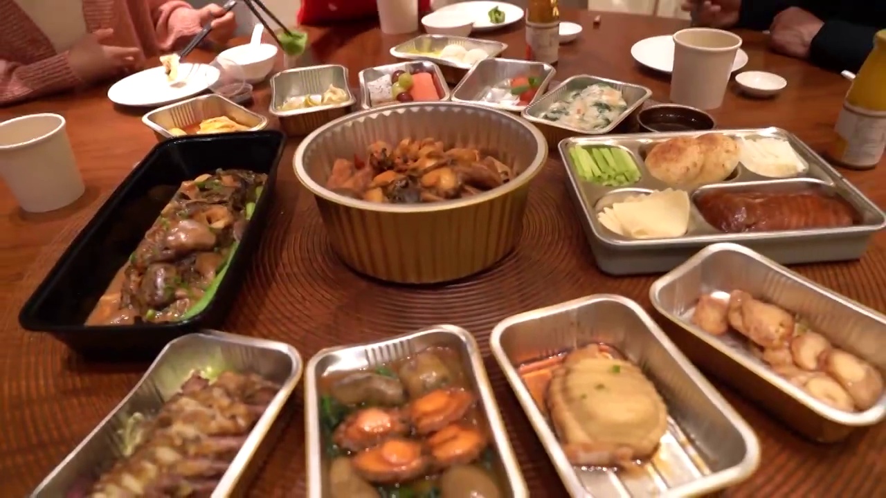 北京吃外卖团圆饭的家庭视频素材