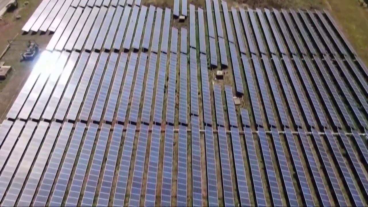 中国太阳能发电板和风力涡轮机航拍视频素材