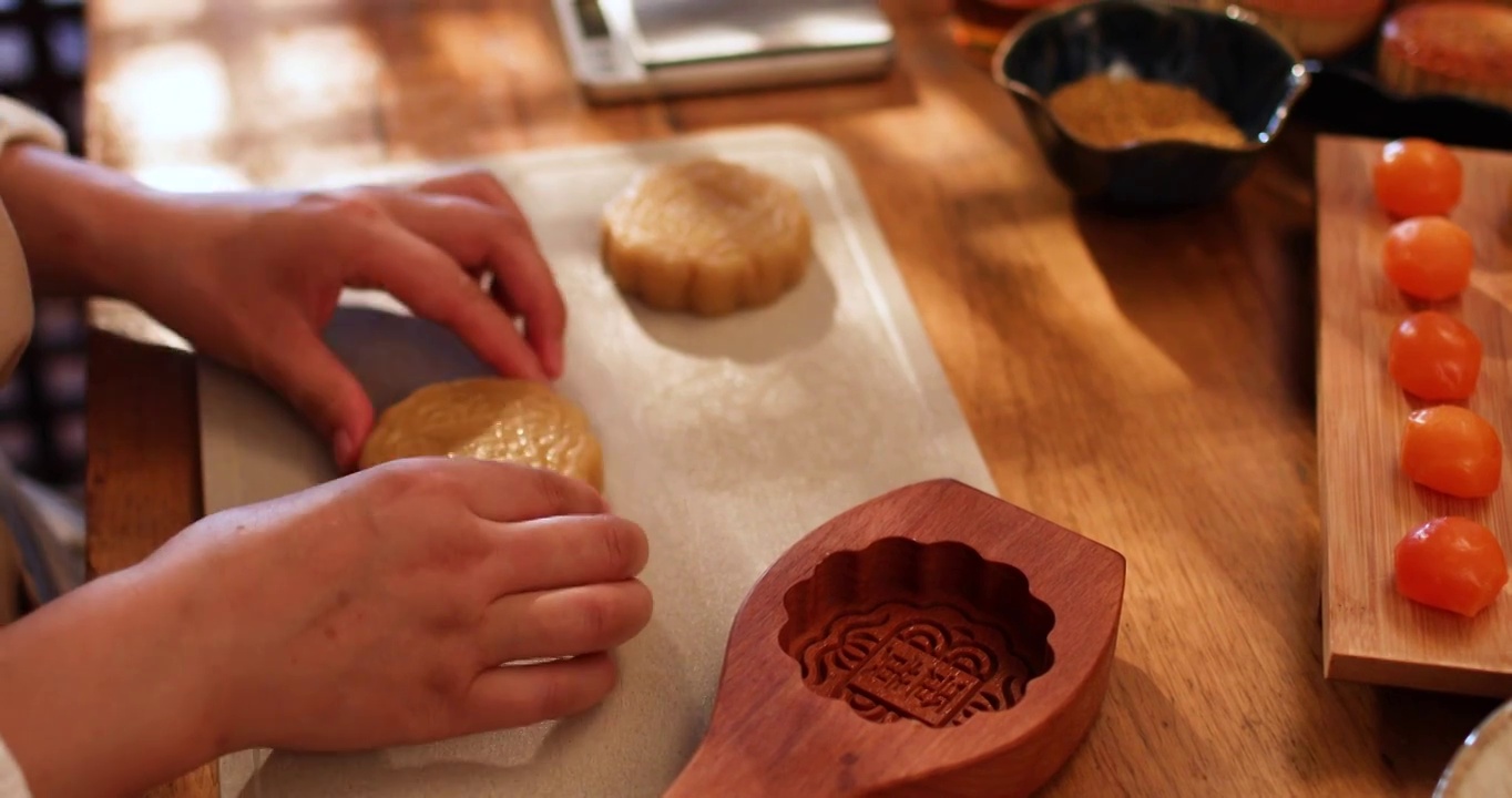 厨师制作月饼过程特写视频素材