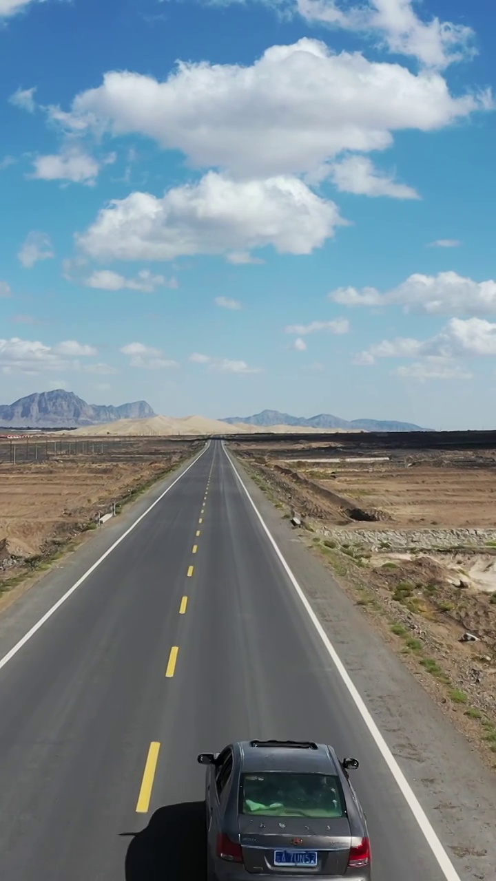 航拍新疆戈壁滩上的公路视频素材