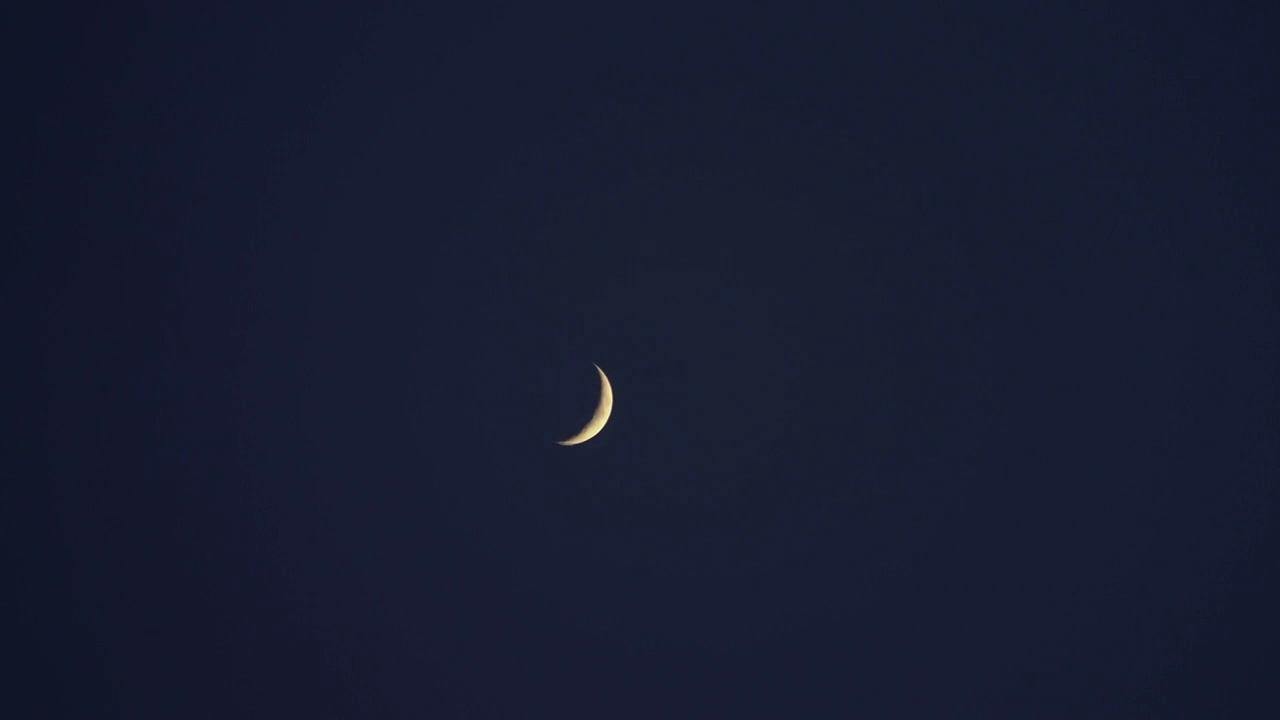 月亮从黄昏的天幕中缓缓落下视频素材