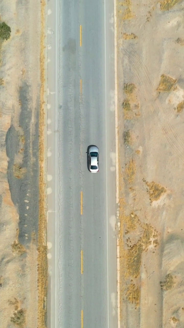 航拍新疆戈壁滩上的公路视频素材