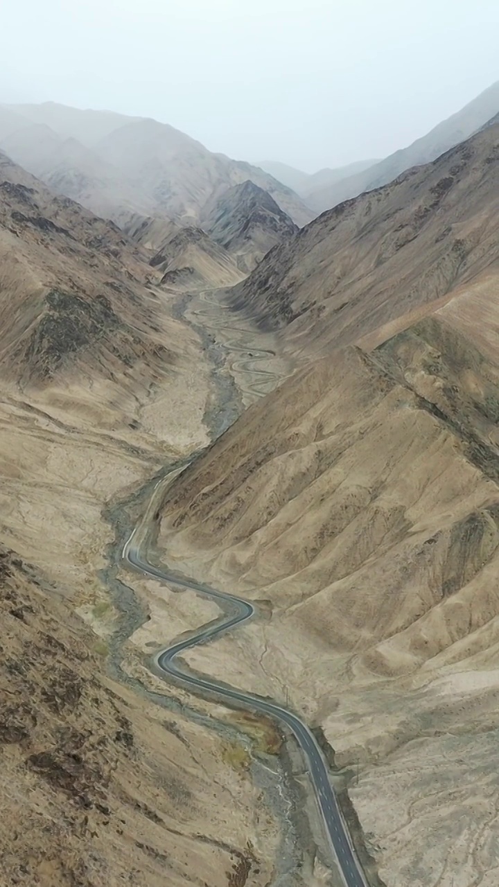 航拍新疆喀什地区塔什库尔干县的公路视频素材